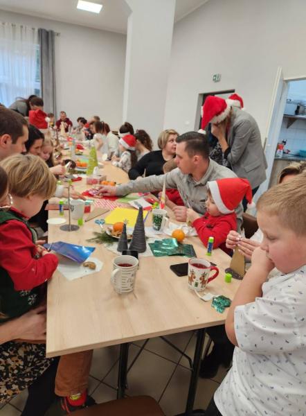 Spotkanie świąteczne z rodzicami, nauczycielami, pracownikami i przedszkolakami w Mąkolnie