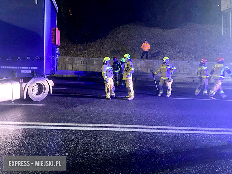 Samochód ciężarowy uderzył w barierki na krajowej ósemce w Bardzie. Droga zablokowana