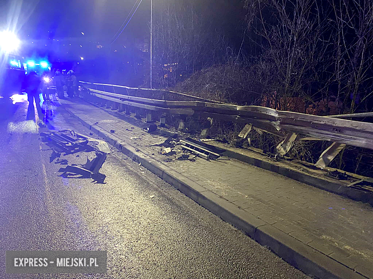 Samochód ciężarowy uderzył w barierki na krajowej ósemce w Bardzie. Droga zablokowana