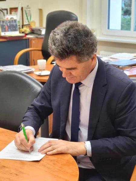 Starosta podpisał umowy z organizacjami pozarządowymi