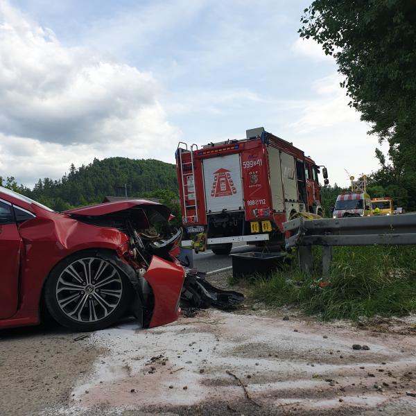 Kierowca uderzył w barierę energochłonną w Laskach