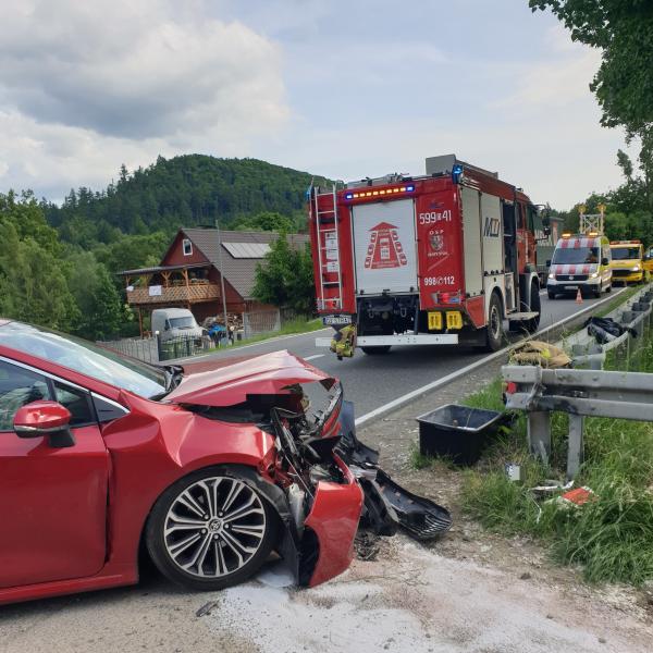 Kierowca uderzył w barierę energochłonną w Laskach
