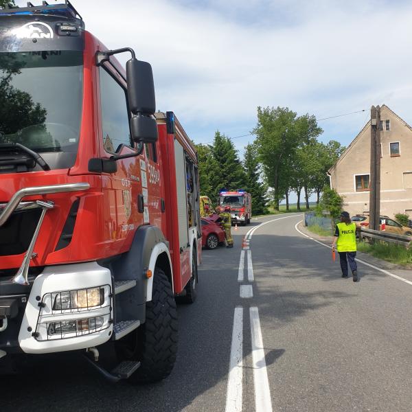 Kierowca uderzył w barierę energochłonną w Laskach