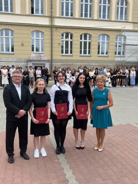 Najlepsi uczniowie ze szkół ponadpodstawowych nagrodzeni przez Zarząd Powiatu Ząbkowickiego