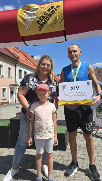 Na najlepszych biegaczy czekały sztabki złota. XIV Bieg na Jawornik za namii