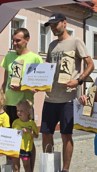 Na najlepszych biegaczy czekały sztabki złota. XIV Bieg na Jawornik za namii