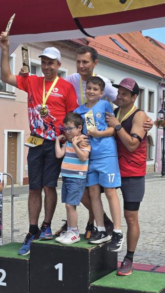 Na najlepszych biegaczy czekały sztabki złota. XIV Bieg na Jawornik za namii