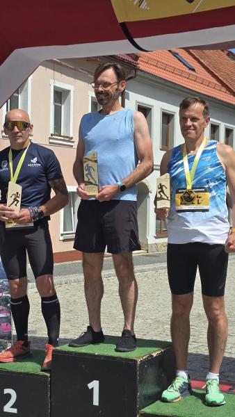 Na najlepszych biegaczy czekały sztabki złota. XIV Bieg na Jawornik za namii