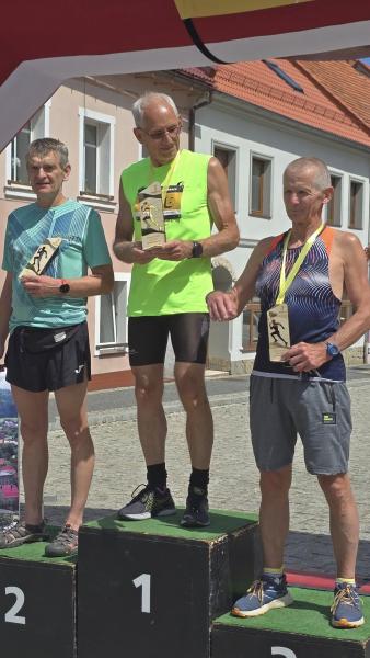 Na najlepszych biegaczy czekały sztabki złota. XIV Bieg na Jawornik za namii