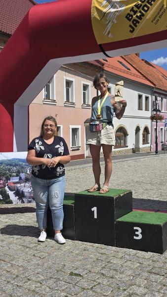 Na najlepszych biegaczy czekały sztabki złota. XIV Bieg na Jawornik za namii