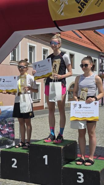 Na najlepszych biegaczy czekały sztabki złota. XIV Bieg na Jawornik za namii