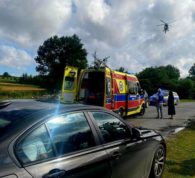 Wypadł z drogi, potrącił pieszą i zatrzymał się na prywatnej posesji. Interweniował śmigłowiec LPR