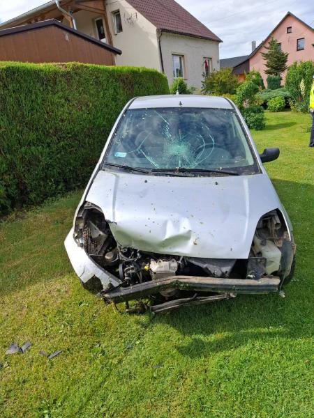 Wypadł z drogi, potrącił pieszą i zatrzymał się na prywatnej posesji. Interweniował śmigłowiec LPR