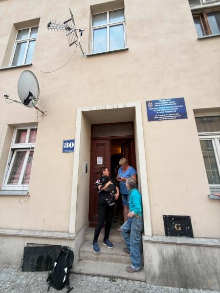Fetor, insekty, śmieci i chory pies w mieszkaniu w centrum miasta. Kobieta od lat odrzuca pomoc
