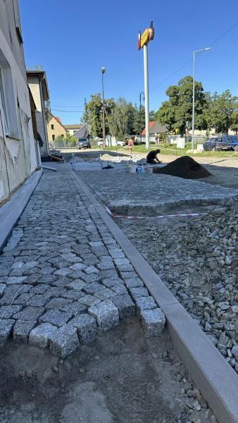 Powstaje nowa nawierzchnia drogi gminnej – fragment ulicy Stawowej w Ziębicach