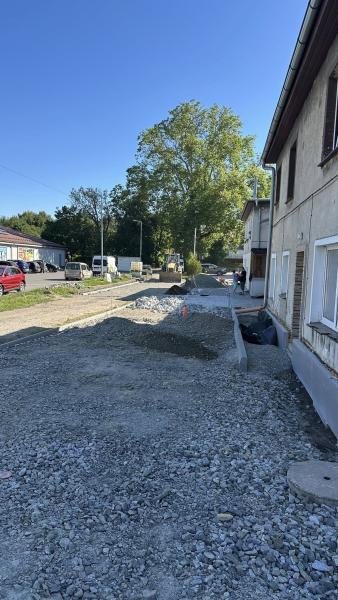 Powstaje nowa nawierzchnia drogi gminnej – fragment ulicy Stawowej w Ziębicach