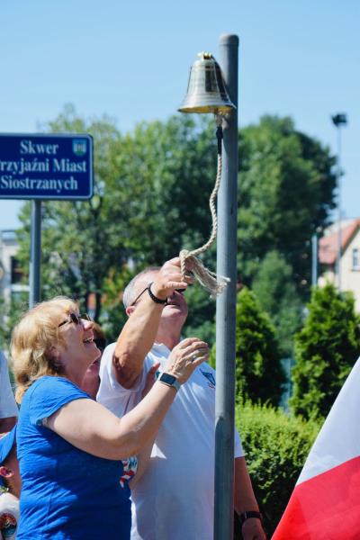 Ziębice i Brighton – dwa miasta, jedno serce. Dzwon przyjaźni na skwerze