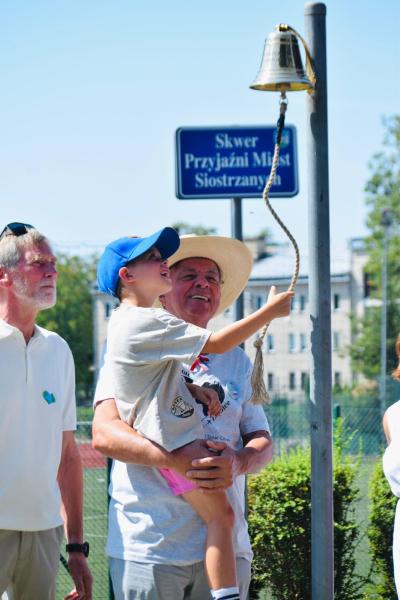 Ziębice i Brighton – dwa miasta, jedno serce. Dzwon przyjaźni na skwerze