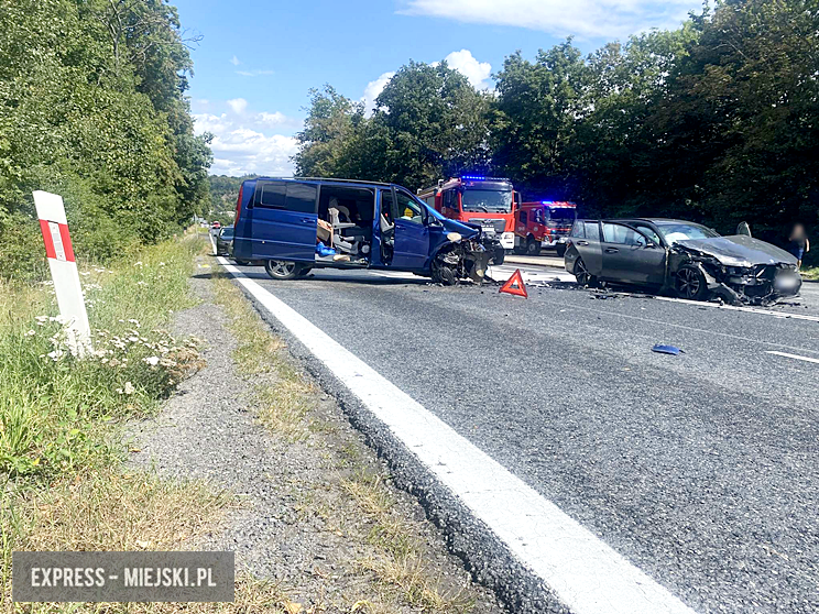 Zderzenie dwóch samochodów na krajowej ósemce. 