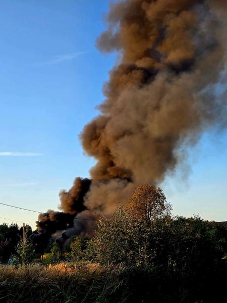 Ogromny pożar w Ożarach. Kilkanaście zastępów w akcji, trwa akcja gaśnicza