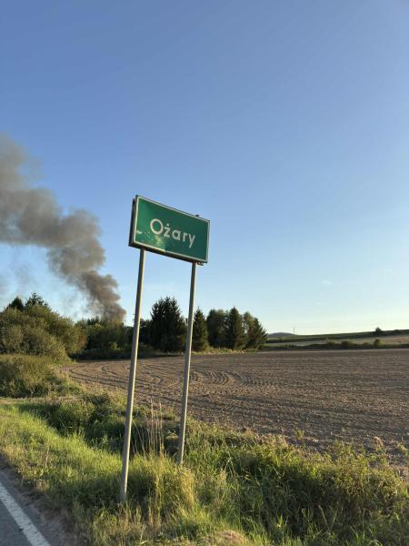 Ogromny pożar w Ożarach. Kilkanaście zastępów w akcji, trwa akcja gaśnicza