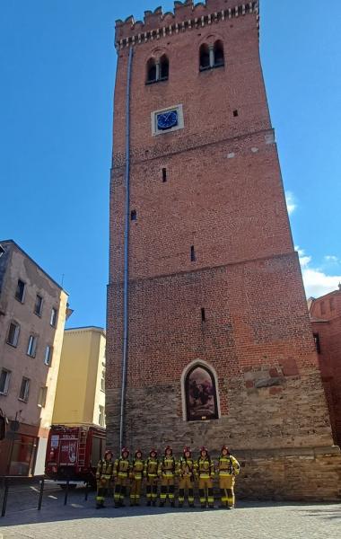 Strażacy z Ząbkowic Śląskich wspięli się na Krzywą Wieżę, by oddać hołd poległym w World Trade Center
