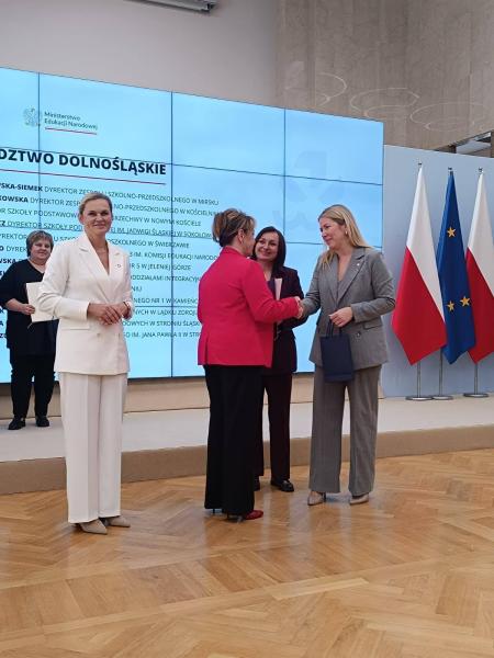 Dyrektorki z Barda i Kamieńca Ząbkowickiego z nagrodami Ministerstwa Edukacji Narodowej