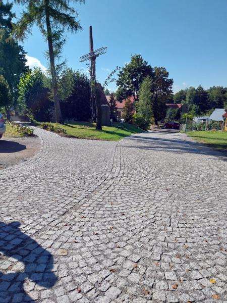 Zakończono przebudowę odcinka drogi gminnej wraz z chodnikiem w Przedborowej