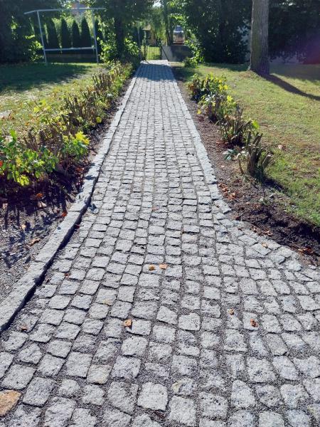 Zakończono przebudowę odcinka drogi gminnej wraz z chodnikiem w Przedborowej
