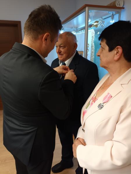 Złote Gody. Jolanta i Zbigniew Molińscy odebrali medal za długoletnie pożycie małżeńskie