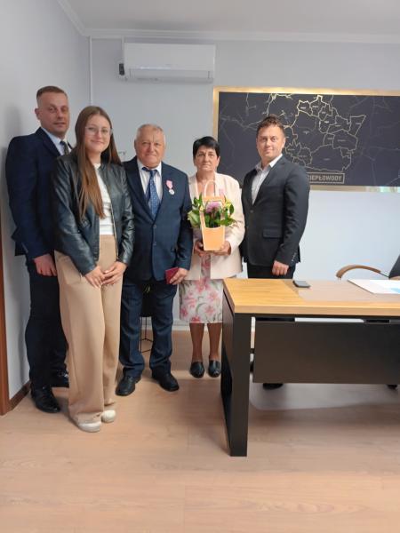 Złote Gody. Jolanta i Zbigniew Molińscy odebrali medal za długoletnie pożycie małżeńskie