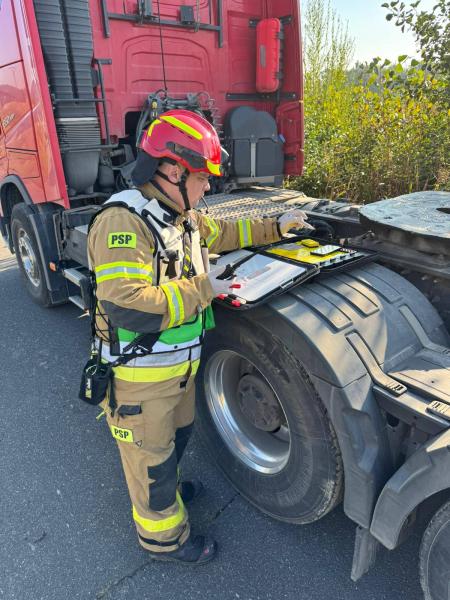 Strażacy w akcji. Ćwiczenia z ratownictwa technicznego podczas symulacji karambolu
