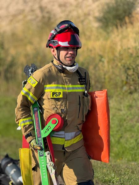 Strażacy w akcji. Ćwiczenia z ratownictwa technicznego podczas symulacji karambolu