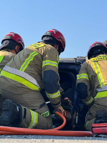 Strażacy w akcji. Ćwiczenia z ratownictwa technicznego podczas symulacji karambolu