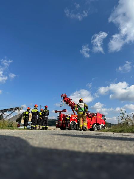 Strażacy w akcji. Ćwiczenia z ratownictwa technicznego podczas symulacji karambolu