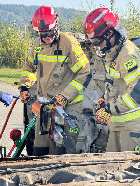 Strażacy w akcji. Ćwiczenia z ratownictwa technicznego podczas symulacji karambolu