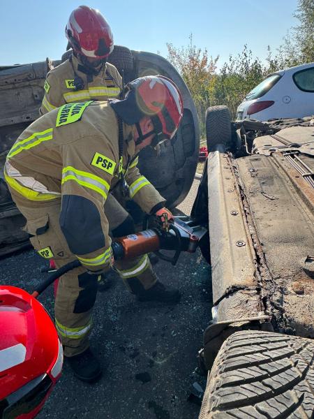 Strażacy w akcji. Ćwiczenia z ratownictwa technicznego podczas symulacji karambolu