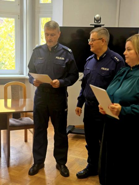 Ząbkowiccy policjanci z awansami i wyróżnieniami