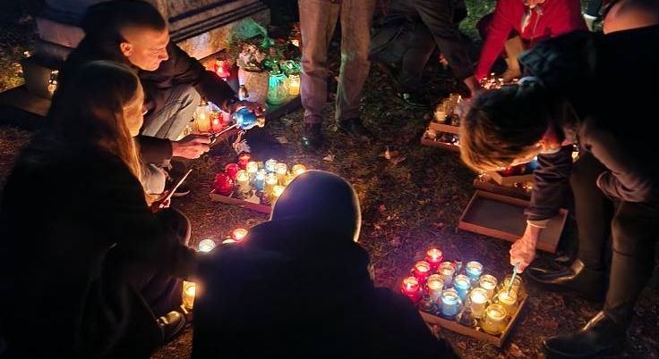Złoty Stok pamięta – tysiące światełek na starym cmentarzu