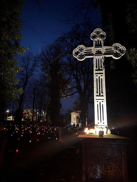 Złoty Stok pamięta – tysiące światełek na starym cmentarzu