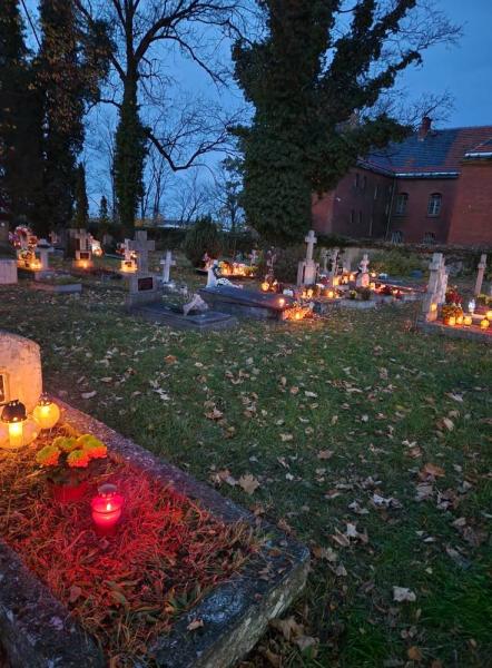 Złoty Stok pamięta – tysiące światełek na starym cmentarzu