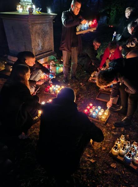 Złoty Stok pamięta – tysiące światełek na starym cmentarzu