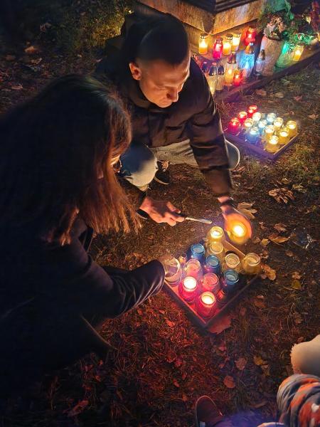 Złoty Stok pamięta – tysiące światełek na starym cmentarzu