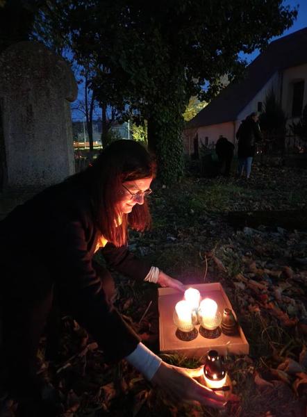 Złoty Stok pamięta – tysiące światełek na starym cmentarzu