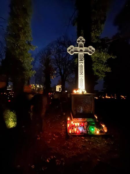 Złoty Stok pamięta – tysiące światełek na starym cmentarzu