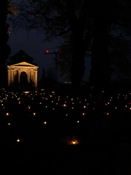 Złoty Stok pamięta – tysiące światełek na starym cmentarzu