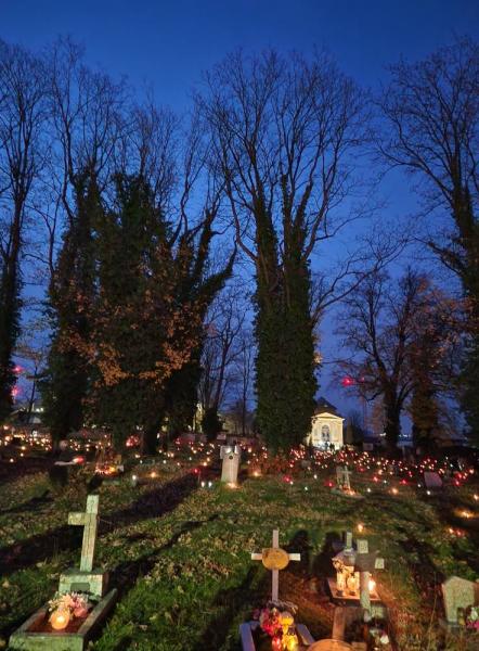 Złoty Stok pamięta – tysiące światełek na starym cmentarzu
