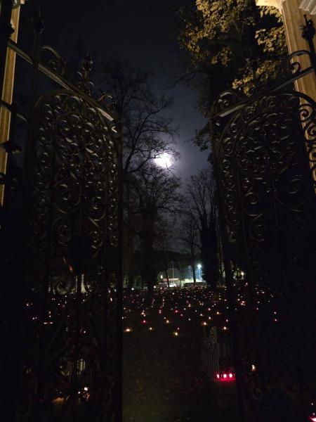 Złoty Stok pamięta – tysiące światełek na starym cmentarzu