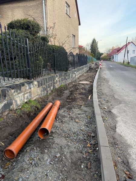 W Tomicach trwa budowa chodnika w ciągu drogi powiatowej