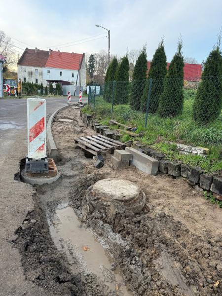 W Tomicach trwa budowa chodnika w ciągu drogi powiatowej